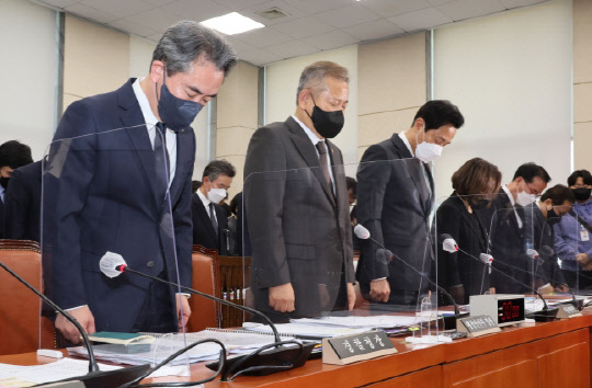 지난 7일 오후 국회에서 열린 행정안전위원회에서 윤희근 경찰청장(왼쪽부터), 이상민 행정안전부 장관, 오세훈 서울시장, 박희영 용산구청장, 김광호 서울경찰청장이 묵념하고 있다. <연합뉴스>